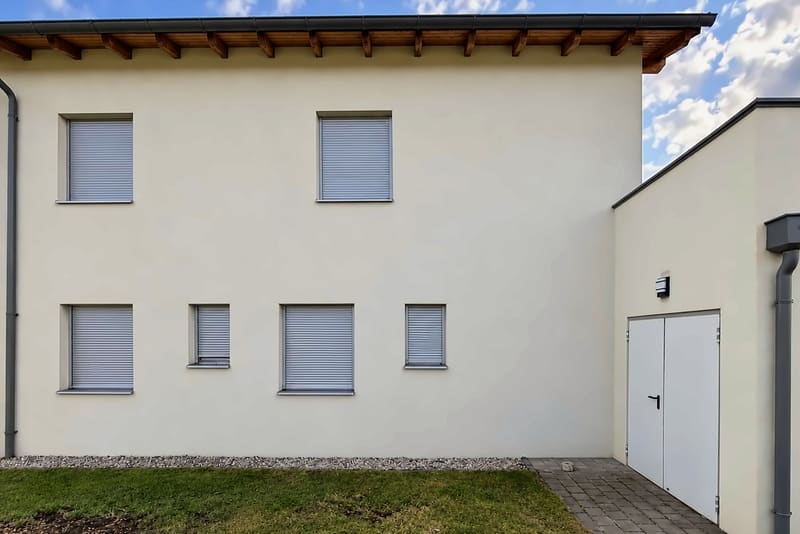 Dasselbe Haus nach der Reinigung, der Putz gleichmäßig hell
