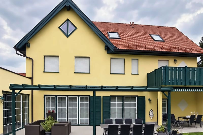 Dasselbe Haus nach der Reinigung, der gelbe Putz am Giebel wieder gleichmäßig