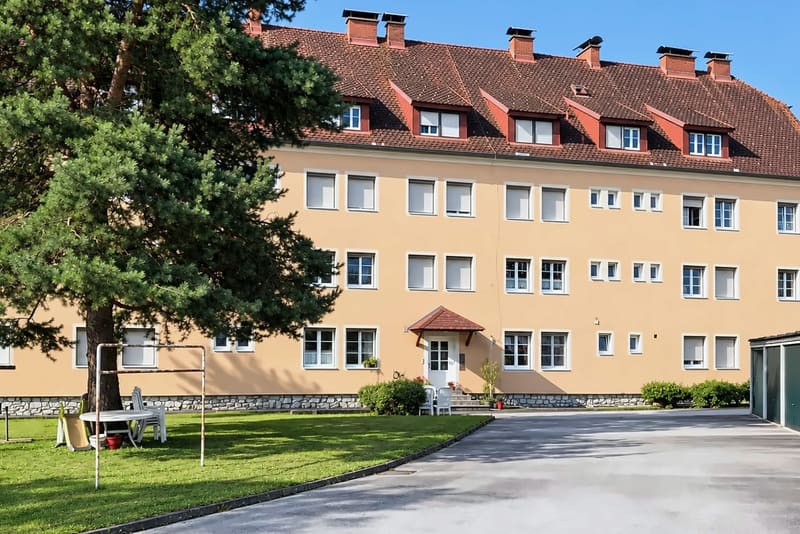 Dasselbe Mehrparteienhaus nach der Reinigung, der Putz wieder gleichmäßig ocker
